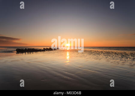 Eine Ansicht von berrow Strand, der Schiffbruch, die SS Nornen. Stockfoto