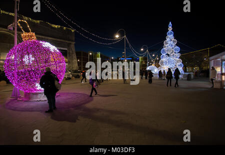 Genua (Genova), Italien, 28. Dezember 2017 - beleuchtete Weihnachtsbaum im alten Hafen (Porto Antico) von Genua, Italien. Stockfoto