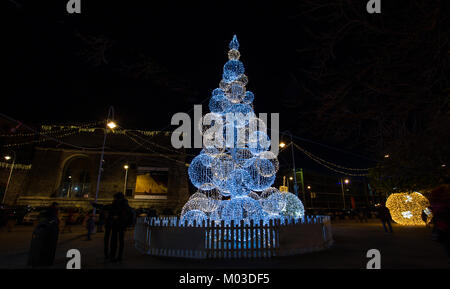 Genua (Genova), Italien, 28. Dezember 2017 - beleuchtete Weihnachtsbaum im alten Hafen (Porto Antico) von Genua, Italien. Stockfoto