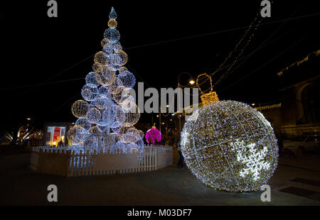 Genua (Genova), Italien, 28. Dezember 2017 - beleuchtete Weihnachtsbaum im alten Hafen (Porto Antico) von Genua, Italien. Stockfoto