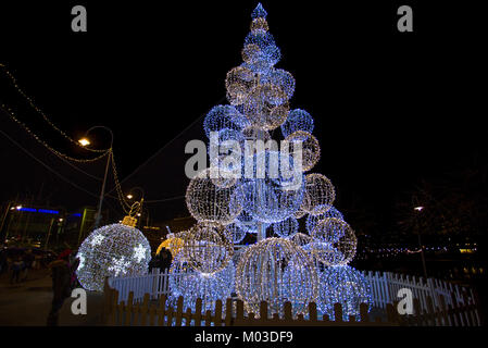 Genua (Genova), Italien, 28. Dezember 2017 - beleuchtete Weihnachtsbaum im alten Hafen (Porto Antico) von Genua, Italien. Stockfoto