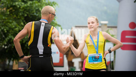 OSTERREICH, ST. ANTON AM ARLBERG-Juli 2, 2016: Mensch und junges Mädchen schüttelte ihre Hand in die Oberfläche des Panoramatic Lauf der 14. Montafon Arlsb Stockfoto