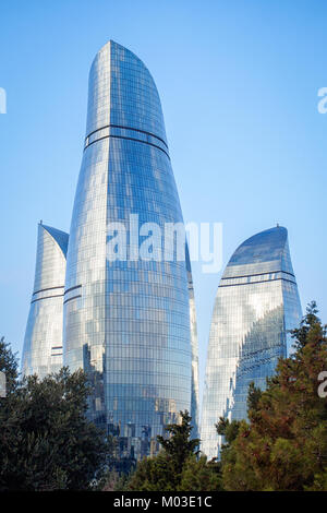 BAKU, Aserbaidschan - Dezember 27, 2017: Moderne Architektur der Stadt Baku, Aserbaidschan. Flamme Towers ist eines der berühmtesten Gebäude in Baku. Stockfoto