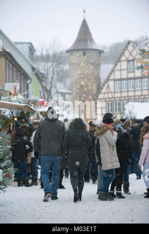 NIEDERSTETTEN, BADEN WÜRTTEMBERG, Deutschland - 10. Dezember 2017: Schimmelturm über traditionelle Weihnachtsmarkt mit steigender Tendenz. Die Menschen auf der Straße, Weihnachten Stockfoto