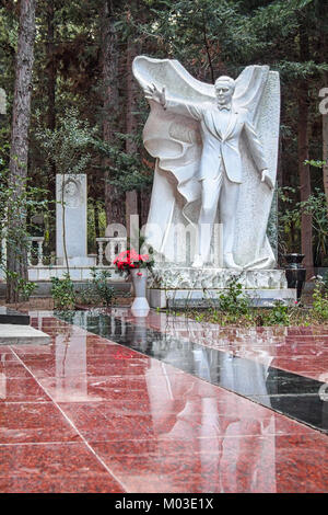 Denkmal auf dem Grab von sowjetischen Sänger muslimischen Magomayev auf der Gasse von Ehre in Baku. Die Statue wurde von sculp erstellt Stockfoto