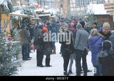 NIEDERSTETTEN, BADEN WUNTERBERG, Deutschland - 10. Dezember 2017: Traditioneller Weihnachtsmarkt. Die Menschen auf der Straße, Weihnachtsbäume und Kioske. Stockfoto