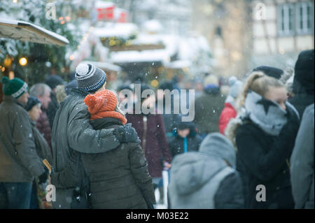 NIEDERSTETTEN, BADEN WUNTERBERG, Deutschland - 10. Dezember 2017: Traditioneller Weihnachtsmarkt. Die Menschen auf der Straße, Weihnachtsbäume und Kioske. Stockfoto