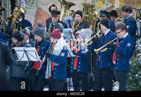 NIEDERSTETTEN, BADEN WUNTERBERG, Deutschland - 10. Dezember 2017: Traditioneller Weihnachtsmarkt und lokalen Orchester spielen Blasinstrumente Christmas Songs Stockfoto