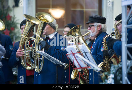 NIEDERSTETTEN, BADEN WUNTERBERG, Deutschland - 10. Dezember 2017: Traditioneller Weihnachtsmarkt und lokalen Orchester spielen Weihnachtslieder. Stockfoto