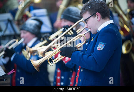 NIEDERSTETTEN, BADEN WUNTERBERG, Deutschland - 10. Dezember 2017: Traditioneller Weihnachtsmarkt und lokalen Orchester spielen Weihnachtslieder. Sehr geringer Tiefe Stockfoto