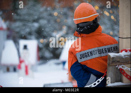 NIEDERSTETTEN, BADEN WUNTERBERG, Deutschland - 10. Dezember 2017: Traditioneller Weihnachtsmarkt. Der junge Firemans Club (in Deutsch: Jugendfeuerwe Stockfoto