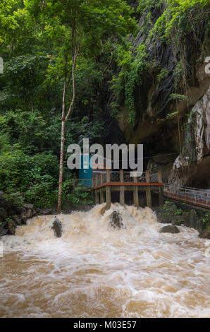 Gua Kelam, Perlis, Malaysia - Kelam Höhle mit schweren fließt während der Monsun-Regenzeit überschwemmt. Stockfoto