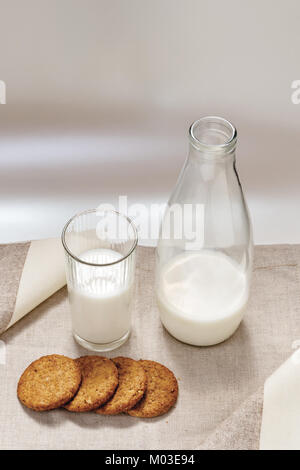 Milch Glas mit Keksen und Milch Flasche von oben Stockfoto