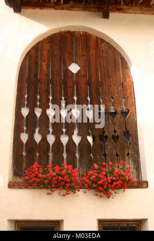 An der Außenwand des Hauses in Guarda, Schweiz Detail Stockfoto