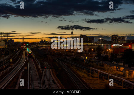 Blick von der Warschauer Brücke Richtung Westen, Berlin 2017. Stockfoto