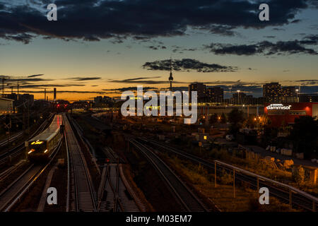 Blick von der Warschauer Brücke Richtung Westen, Berlin 2017. Stockfoto