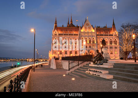 Budapester Parlament Seitenansicht mit Statue von József Attila Stockfoto