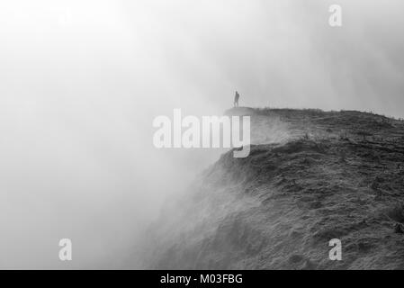 Mann im Nebel - Peak District Stockfoto