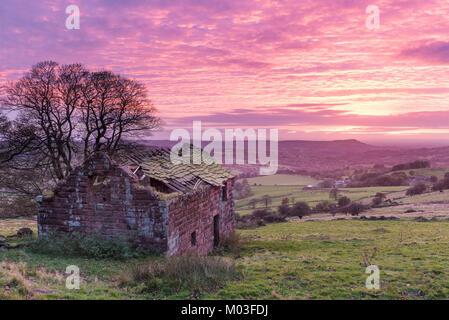 Epischer Sonnenuntergang im Roach End Barn - Peak District Stockfoto