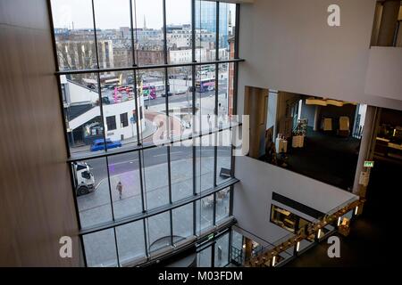 Blick auf das Stadtzentrum von Bristol durch die Fenster des neuen Colston Hall Gebäude Stockfoto