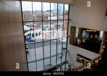 Blick auf das Stadtzentrum von Bristol durch die Fenster des neuen Colston Hall Gebäude Stockfoto