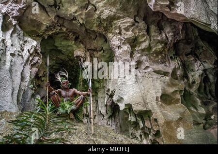 Papua Stamm Yafi in traditioneller Kleidung, Schmuck und Färbung. Neuguinea Insel, Stockfoto