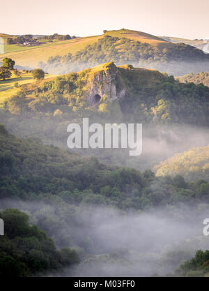 Thors Höhle im Nebel - Peak District Stockfoto