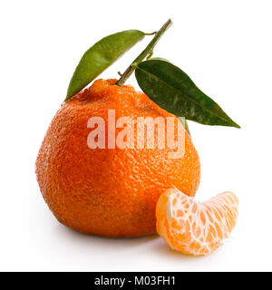 Ein Segment eines Mandarin neben ganzen Mandarine mit Blättern isoliert auf Weiss. Stockfoto