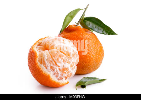 Die eine Hälfte geschält und eine ganze Mandarine mit Blättern isoliert auf Weiss. Stockfoto