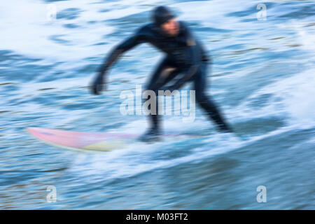 Abstrakte Eindrücke der Surfer auf einer Welle am Strand von Bournemouth Bournemouth, Dorset UK im Januar Stockfoto