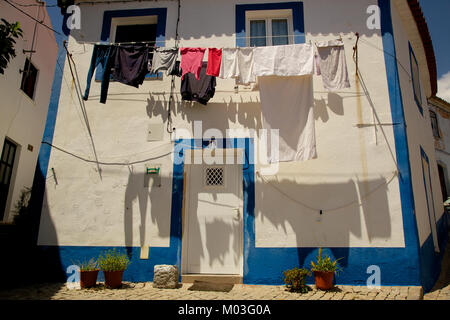 Straße Szenen und Wäscheleine, im Bergort Monchique, Algarve, Portugal Stockfoto