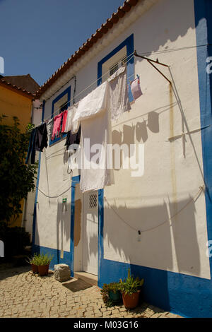 Straße Szenen und Wäscheleine, im Bergort Monchique, Algarve, Portugal Stockfoto