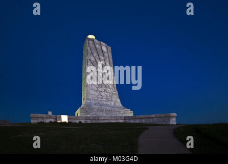 NC-01329-00... NORTH CAROLINA - Dämmerung am Denkmal zu Orville und Wilbur Wright an der Wright Brothers National Memorial auf die Outer Banks an Kitty H Stockfoto