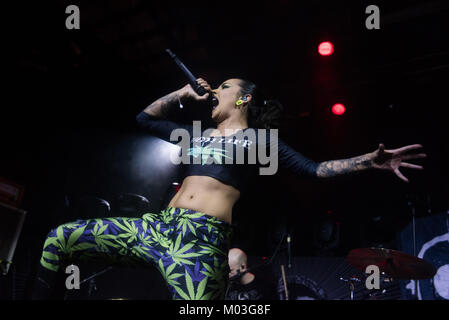 Mailand, Italien. 17 Jan, 2018. Tatiana Shmailyuk führt mit Jinjer in Alcatraz. Credit: Alberto Gandolfo/Pacific Press/Alamy leben Nachrichten Stockfoto