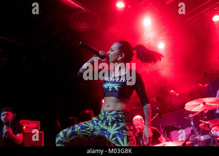 Mailand, Italien. 17 Jan, 2018. Tatiana Shmailyuk führt mit Jinjer in Alcatraz. Credit: Alberto Gandolfo/Pacific Press/Alamy leben Nachrichten Stockfoto