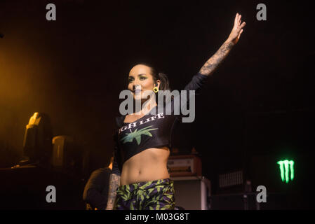 Mailand, Italien. 17 Jan, 2018. Tatiana Shmailyuk führt mit Jinjer in Alcatraz. Credit: Alberto Gandolfo/Pacific Press/Alamy leben Nachrichten Stockfoto