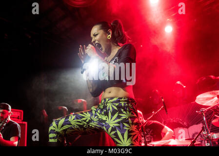 Mailand, Italien. 17 Jan, 2018. Tatiana Shmailyuk führt mit Jinjer in Alcatraz. Credit: Alberto Gandolfo/Pacific Press/Alamy leben Nachrichten Stockfoto