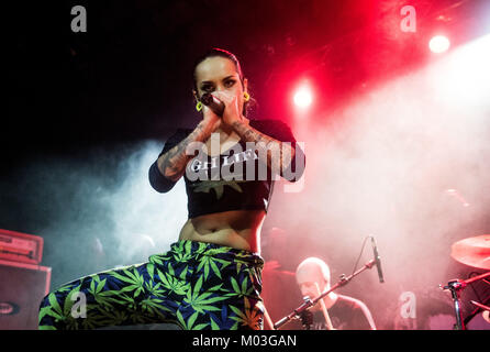 Mailand, Italien. 17 Jan, 2018. Tatiana Shmailyuk führt mit Jinjer in Alcatraz. Credit: Alberto Gandolfo/Pacific Press/Alamy leben Nachrichten Stockfoto