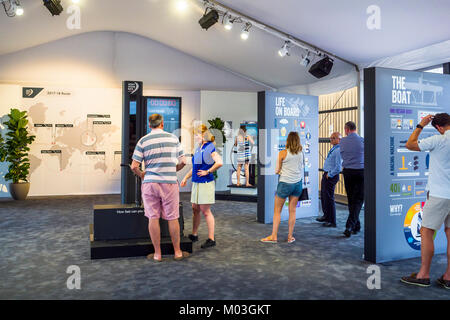 Innerhalb der Volvo Pavillion mit Interaktive Displays über das Volvo Ocean Race 2017-18, Victoria Harbour, Melbourne, Australien, 28. Dezember 2017 Stockfoto