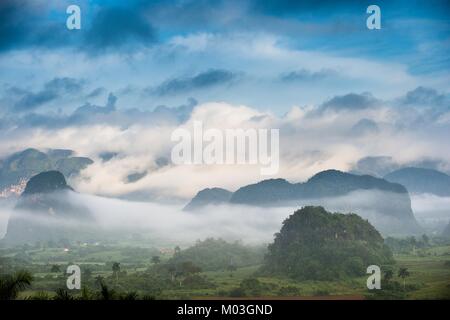 Friedliche Aussicht auf Tal von Vinales bei Sonnenaufgang. Luftaufnahme des Tal von Vinales in Kuba. Morgen in der Dämmerung und Nebel. Nebel im Morgengrauen im Tal von Vinales Stockfoto