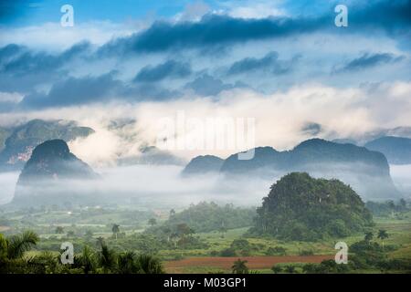 Friedliche Aussicht auf Tal von Vinales bei Sonnenaufgang. Luftaufnahme des Tal von Vinales in Kuba. Morgen in der Dämmerung und Nebel. Nebel im Morgengrauen im Tal von Vinales Stockfoto