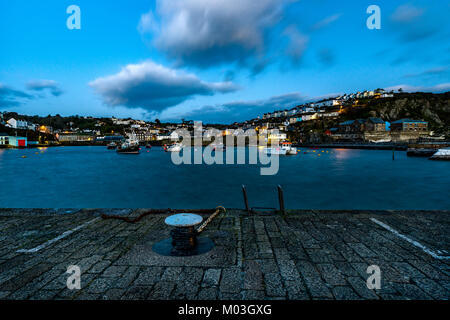 Mevagissey Hafen, St Austell, Cornwall, Großbritannien. Der Morgen nach dem Sturm Fione den Sonnenaufgang war eine willkommene Abwechslung von den öen und schwillt an. Stockfoto