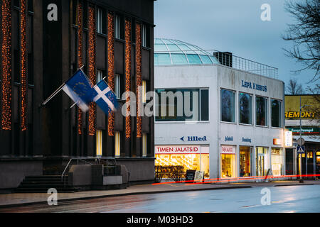 Pärnu, Estland. Abendlicher Blick von Gebäude der Stadt ​​Government und Einkaufszentrum Lepa Keskus In Festlicher Abend Nacht Weihnachten Neujahr, Bel. Stockfoto