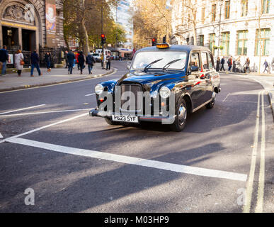 LONDON, Großbritannien - 05 November, 2012: Schwarz Taxi bewegt sich entlang der National Portrait Gallery Stockfoto