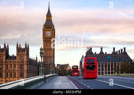 LONDON, UK, November 03, 2012: rote Doppeldeckerbusse entlang der Westminster Bridge mit Elizabeth Tower oder Big Ben im Hintergrund Stockfoto