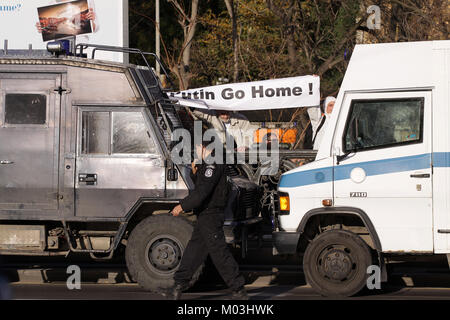 SOFIA, Bulgarien - 13. NOVEMBER 2010: Die Polizei blockiert den Weg der Protestanten Besuch des Rissian Ministerpräsident Wladimir Putin Stockfoto