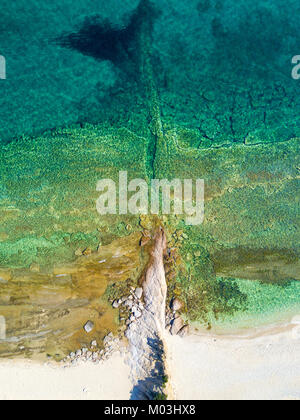 Overhead shot der Sandstrand und das türkisfarbene Meer Stockfoto