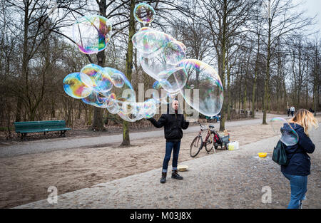 Eine Street Performer bläst Seifenblasen im Tiergarten, Berlin, Deutschland. Stockfoto