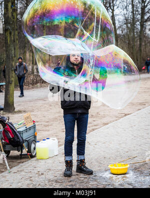 Eine Street Performer bläst Seifenblasen im Tiergarten, Berlin, Deutschland. Stockfoto