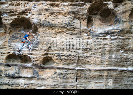 Ein Mann klettern in den Hueco in Red River Gorge, Kentucky. Stockfoto